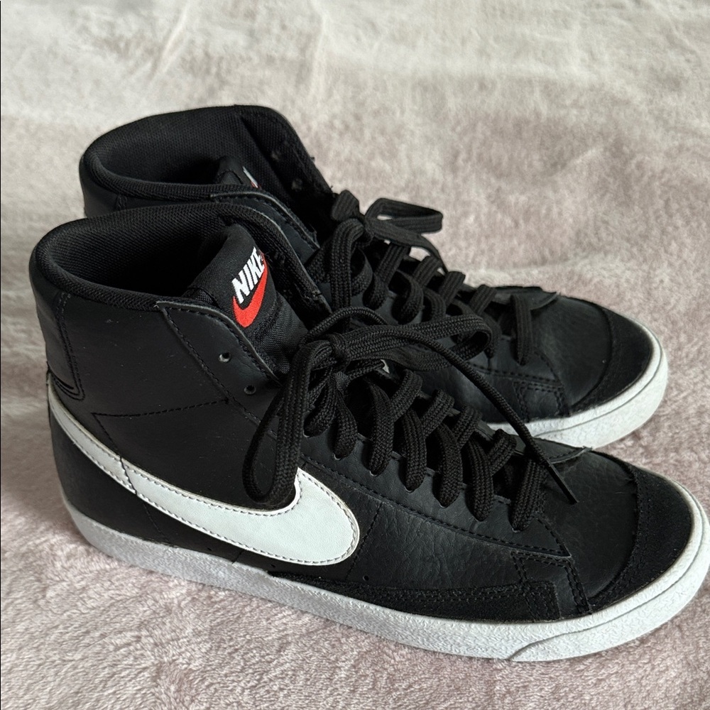 Nike Black and White High-Tops with Red Accents Size 5.5 Youth - Picture 4 of 5